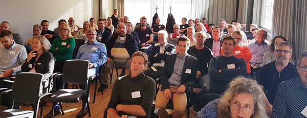 ::FULLT HUS UNDER FÖRELÄSNING<br />Hela salen var full och trots brist på syre och bekväma stolar så var uppmärksamheten på topp. Ambiductors föredrag avslutades med en frågestund om LoRa och Salem-projektet. Fullt hus under föreläsning